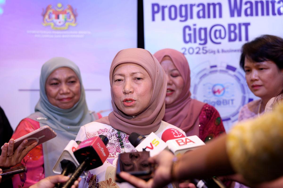 Menteri Pembangunan Wanita, Keluarga dan Masyarakat Datuk Seri Nancy Shukri ketika sidang media selepas Program Wanita Gig and Business In Technology (Gig@BIT) 2025 di sebuah hotel hari ini. fotoBERNAMA