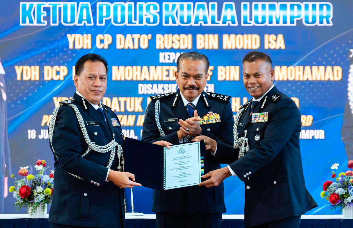 Pengarah Jabatan Siasatan Jenayah Komersial (JSJK) Bukit Aman, Datuk Rusdi Mohd Isa (kiri) menyerahkan sijil serah terima tugas Ketua Polis Kuala Lumpur kepada Datuk Mohamed Usuf Jan Mohamad (kanan) sambil disaksikan oleh Pengarah Jabatan Intergriti dan Pematuhan Standard Bukit Aman, Datuk Hamzah Ahmad (tengah) pada Perhimpunan Bulanan Khas Ketua Polis Kuala Lumpur dan Majlis Serah Terima Tugas Ketua Polis Kuala Lumpur di Ibu Pejabat Polis Kontinjen (IPK) Kuala Lumpur hari in BERNAMA