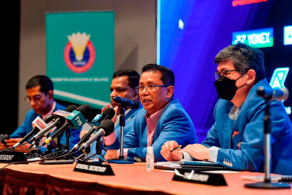 PETALING JAYA, April 23-Badminton Association of Malaysia (BAM) President Tan Sri Mohamad Norza Zakaria (second, right) at a press conference after chairing Council Meeting No. 1/2022 and the 77th Annual General Meeting at Tropicana Golf Club today. BERNAMAPIX