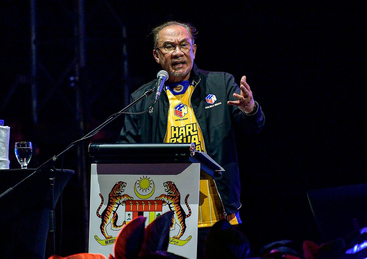 Perdana Menteri Datuk Seri Anwar Ibrahim berucap pada Perasmian Sambutan Hari Belia Negara Peringkat Kebangsaan Tahun 2025 di Dataran Merdeka hari ini.