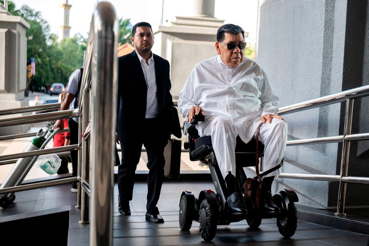Highway construction company director Tan Sri Abu Sahid Mohamed was charged in the Sessions Court here today with four counts of criminal breach of trust involving over RM313 million and 13 counts of money laundering involving RM139.2 million, in connection with the proposed MEX II highway construction project. – BERNAMA