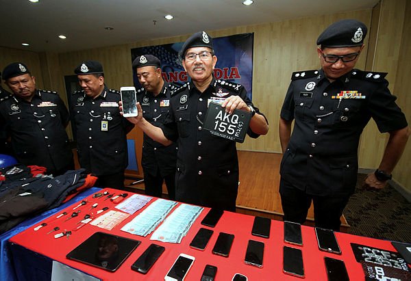 Kuala Lumpur police chief Datuk Seri Mazlan Lazim and other senior officers display items seized from the “Mat Top” snatch gang, during a press conference at the Dang Wangi police station on Feb 16, 2019. — Bernama