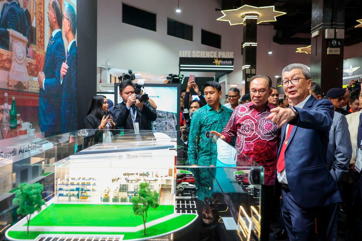 Perdana Menteri Datuk Seri Anwar Ibrahim (dua kanan) melawat ruang pameran sempena Perhimpunan Agung Antara Parlimen ASEAN (AIPA) ke-46 di Dewan Merdeka Pusat Dagangan Dunia (WTC) hari ini. - BERNAMA