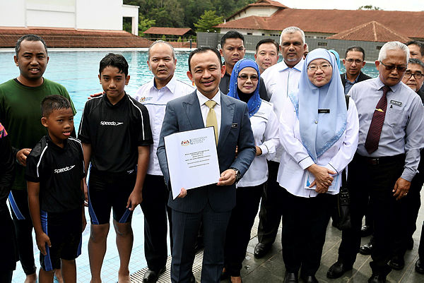 Education Minister Dr Maszlee Malik (C) attends the launch of the 2018 Life Saving Skills programme and the Water Rescue and Safety Awareness Module at Kem Tekali, Kuala Lumpur on Nov 21, 2018. — Bernama
