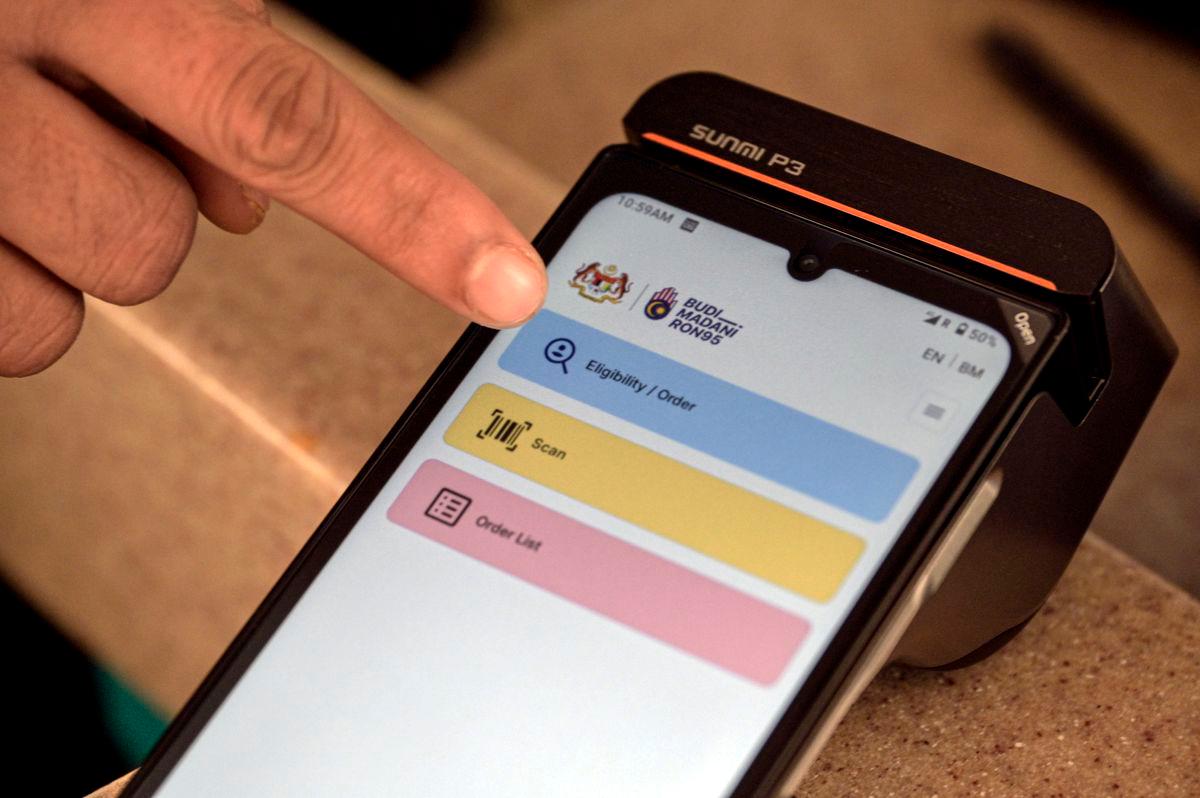 Perdana Menteri Datuk Seri Anwar Ibrahim hari ini mengumumkan bahawa harga petrol RON95 dikurangkan kepada RM1.99 seliter berbanding RM2.05 seliter, berkuat kuasa 30 Sept melalui penyasaran subsidi di bawah program BUDI MADANI RON95 (BUDI95), semasa perjumpaan beliau dengan warga Jabatan Perdana Menteri bagi bulan September 2025 -fotoBERNAMA