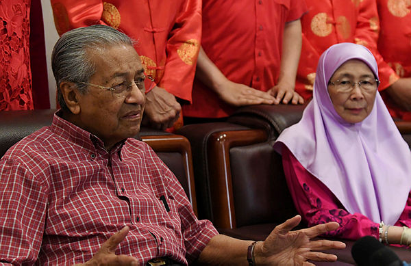 Prime Minister Tun Dr Mahathir Mohamad (left) speaking at a press conference after attending the Kuala Lumpur and Selangor Chinese Assembly Hall (KLSCAH) Chinese New Year celebration today. — Bernama