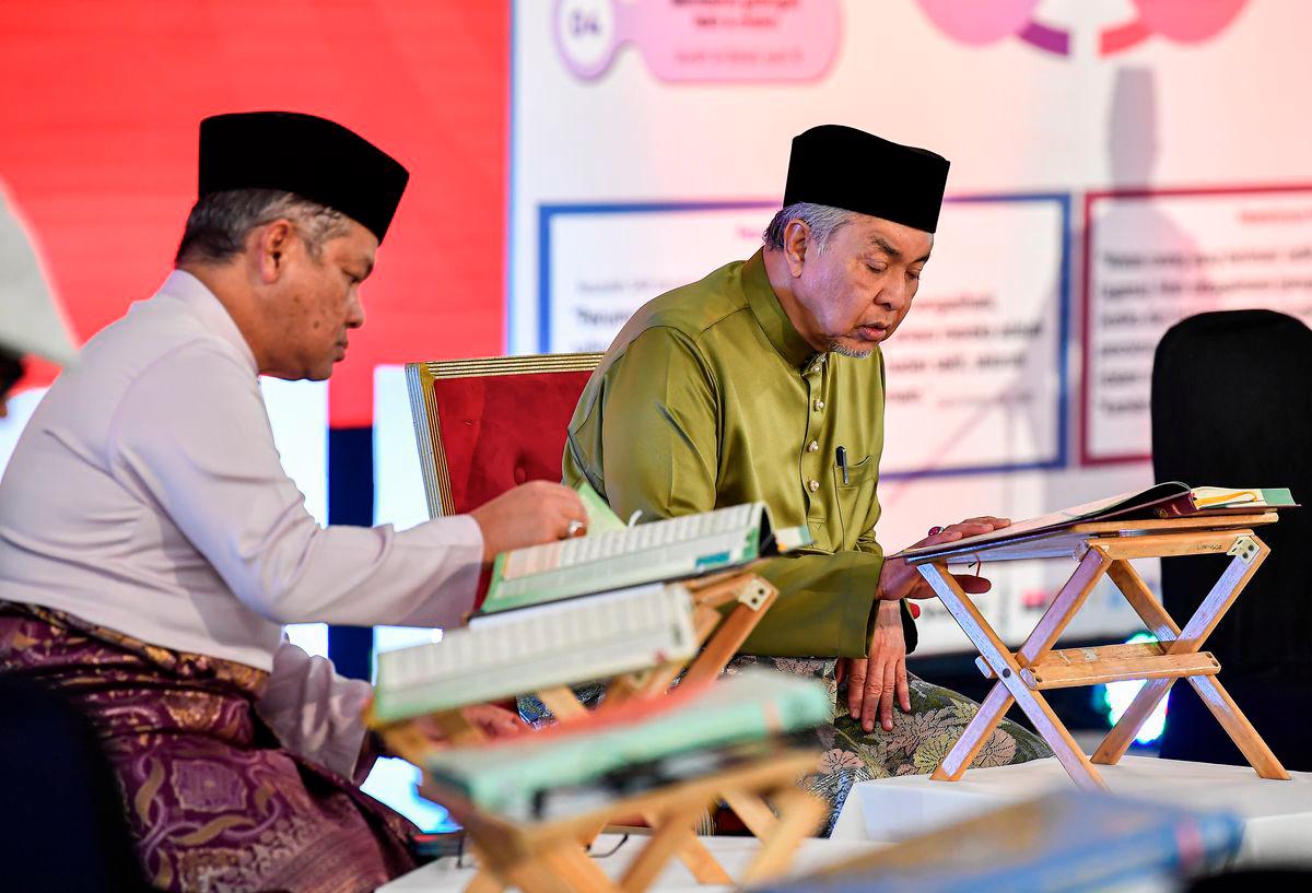 The Deputy Prime Minister, Datuk Seri Dr Ahmad Zahid Hamidi (right), together with the Minister in the Prime Minister’s Department (Religious Affairs), Datuk Dr Mohd Na’im Mokhtar (left), attended the Malaysia #QuranHour programme at the National Mosque today. - BERNAMA