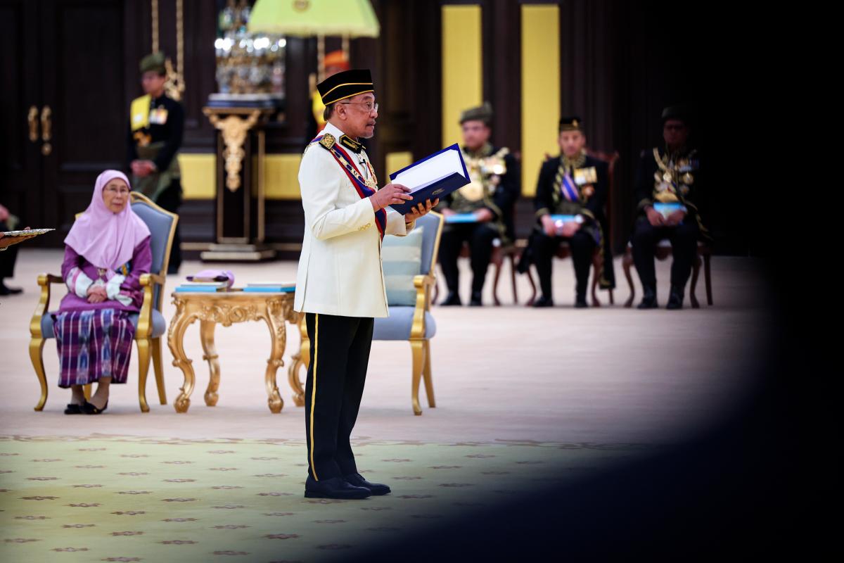 Perdana Menteri Datuk Seri Anwar Ibrahim menyampaikan sembah ucapan tahniah pada Istiadat Menghadap dan Istiadat Pengurniaan Darjah Kebesaran, Bintang dan Pingat Persekutuan 2025 bersempena Ulang Tahun Hari Keputeraan Rasmi Yang di-Pertuan Agong Sultan Ibrahim di Istana Negara hari ini. BERNAMApix