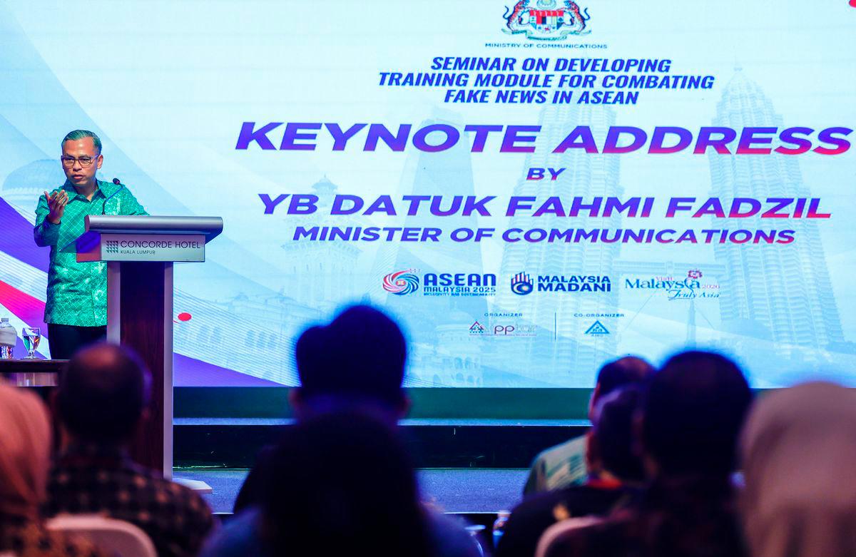 Minister of Communications, Datuk Fahmi Fadzil, delivering his keynote address while officiating the “Seminar on Developing Training Module for Combating Fake News in ASEAN 2025” today.