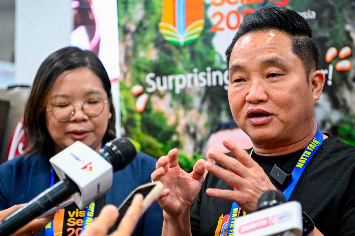 Exco Kerajaan Tempatan dan Pelancongan Selangor, Datuk Ng Suee Lim (kanan) ketika sidang media selepas pada program Tourism Selangor 88 Pameran sempena Sasaran 8 Juta Pelancong Melawat Selangor di MATTA Fair di Pusat Pameran dan Dagangan Antarabangsa Malaysia (MITEC) hari ini. Turut hadir Ketua Pegawai Eksekutif Tourism Selangor, Chua Yee Ling (kiri) -fotoBERNAMA