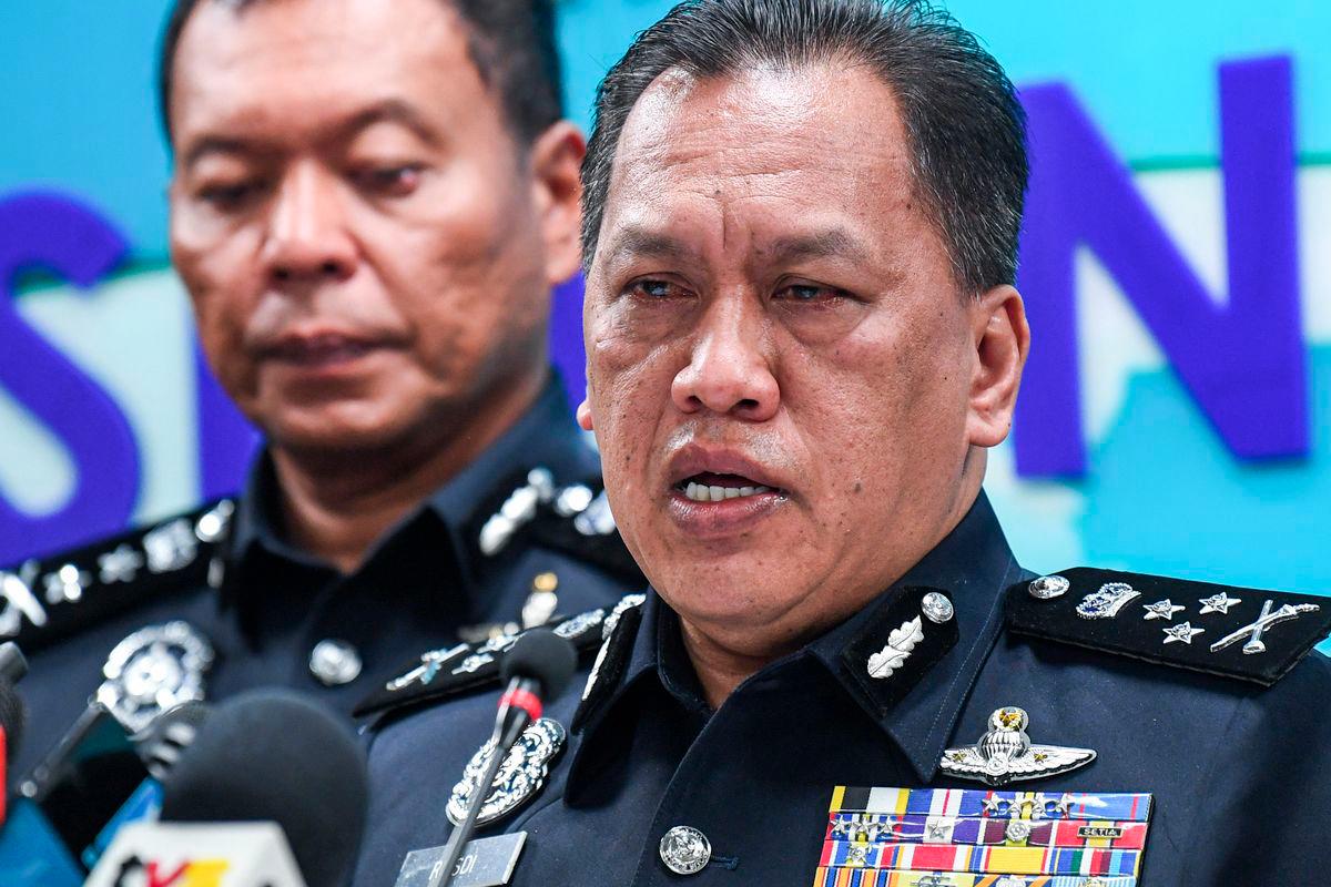 Pengarah Jabatan Siasatan Jenayah Komersial (JSJK) Bukit Aman Datuk Rusdi Mohd Isa bercakap pada sidang media di Menara KPJ, hari ini. - fotoBERNAMA