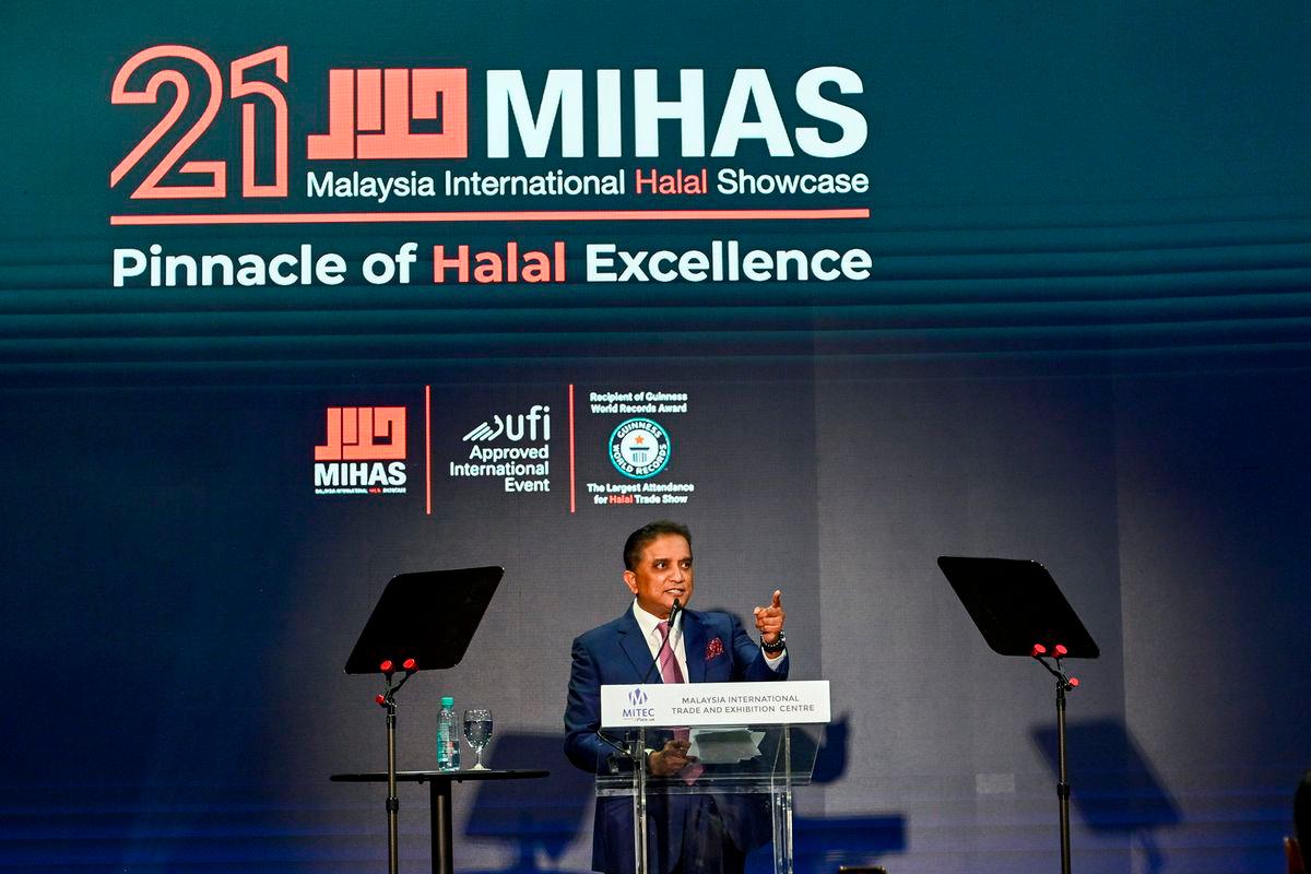 Pengerusi MATRADE, Datuk Seri Reezal Merican Naina Merican berucap pada majlis Anugerah MIHAS 2025 di MITEC hari ini - fotoBERNAMA