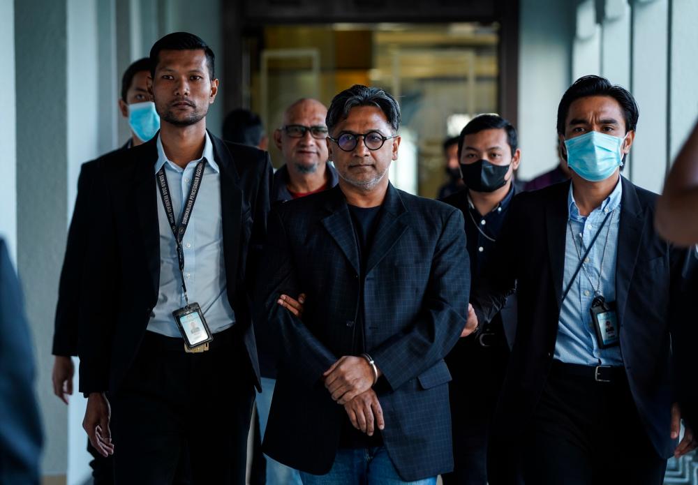 Ahmad Hisham Mohd Tajuddin, 54, (tengah) dan Zainudin Abdul Majid, 53, (dua, kiri) yang merupakan adik-beradik, mengaku tidak bersalah, selepas kesemua pertuduhan ke atas mereka dibacakan di hadapan Hakim Siti Aminah Ghazali/BERNAMApix