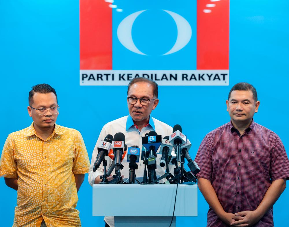PETALING JAYA, Feb 6 — Prime Minister cum PKR President Datuk Seri Anwar Ibrahim (middle) holds media conference after chairing Keadilan leader meeting here today. BERNAMAPIX