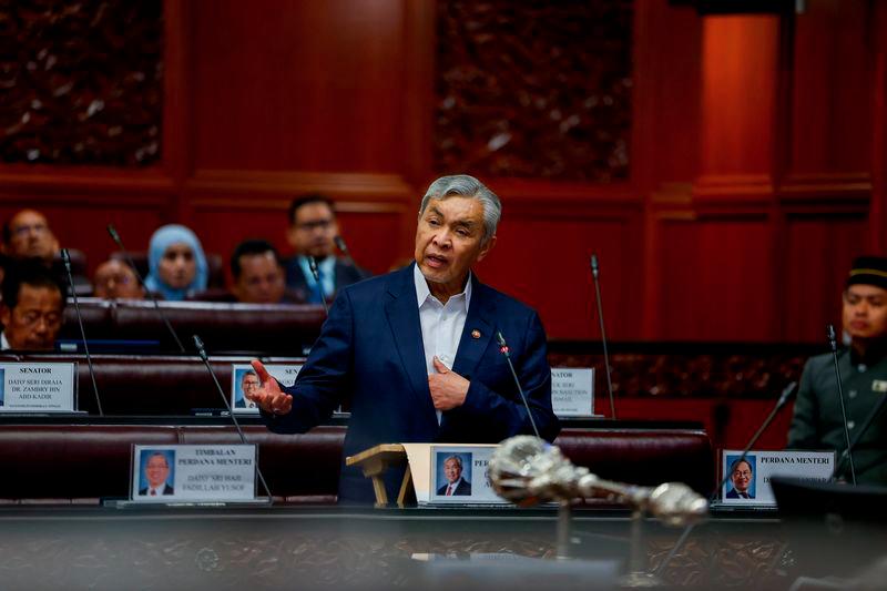 Timbalan Perdana Menteri yang juga Menteri Kemajuan Desa dan Wilayah Datuk Seri Dr Ahmad Zahid Hamidi ketika menjawab atas perbahasan titah diraja 2025 pada Mesyuarat Pertama Penggal Keempat Parlimen ke-15 di Dewan Negara. - fotoBERNAMA