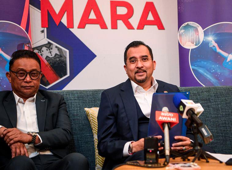 Pengerusi Majlis Amanah Rakyat (MARA), Datuk Dr Asyraf Wajdi Dusuki (kanan) bercakap kepada media selepas majlis MARA Integrated Accounting Conference (MiCA) hari ini. - fotoBERNAMA