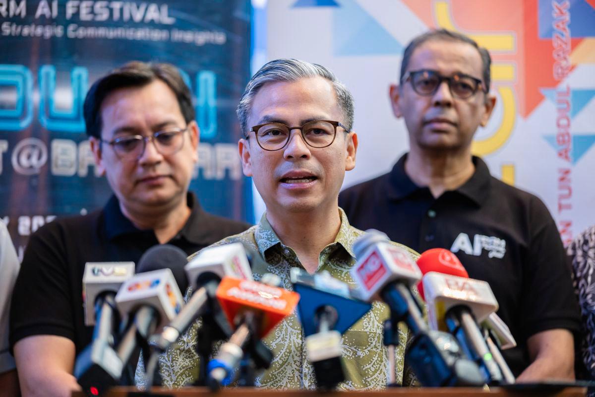 Menteri Komunikasi, Datuk Fahmi Fadzil bercakap pada sidang media selepas Majlis Perasmian “IPRM AI Festival 2025, Global PR AI Strategic Communication Insights, You &amp; AI: Meet @Bangsar!” di Institut Penyiaran dan Penerangan Tun Abdul Razak (IPPTAR) Angkasapuri Kota Media, hari ini -BERNAMA