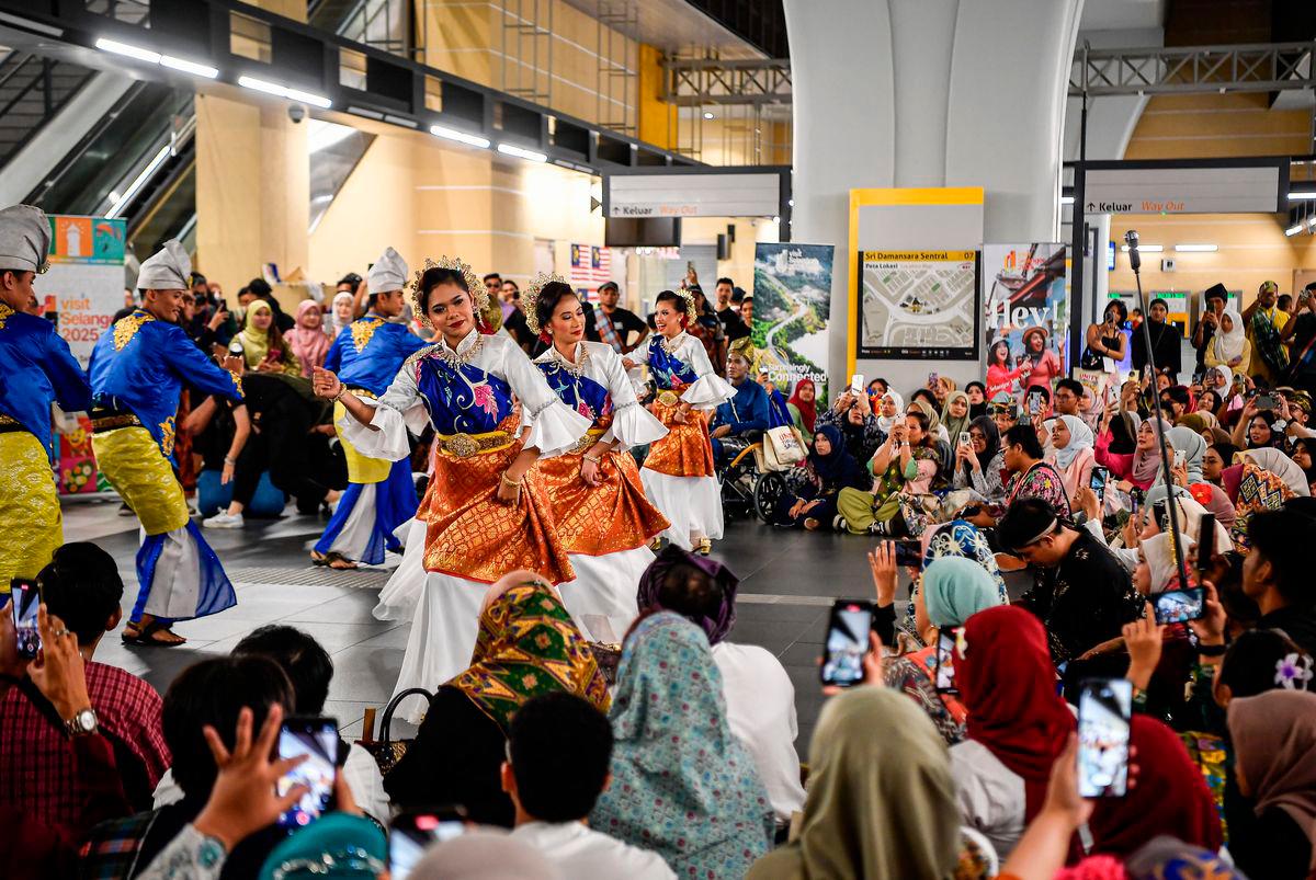 Peserta mengenakan kain sarong dan pakaian tradisional menggunakan perkhidmatan pengangkutan awam bagi menyertai Program Keretapi Sarong 2025 di Stesen MRT Sri Damansara Sentral hari ini- BERNAMA