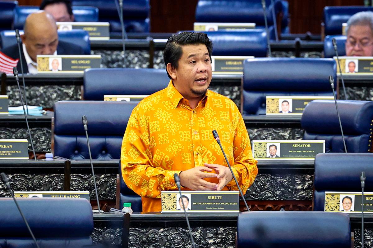 Timbalan Menteri Kesihatan Datuk Lukanisman Awang Sauni pada Mesyuarat Kedua, Penggal Keempat Parlimen ke-15 Persidangan Dewan Rakyat di Bangunan Parlimen hari ini-fotoBERNAMA