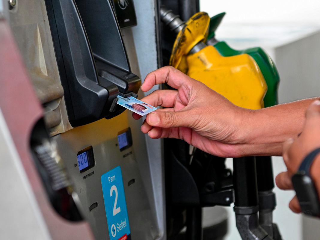 Orang ramai kini menikmati subsidi petrol RON95 pada harga RM1.99 seliter berbanding harga pasaran semasa RM2.60 seliter, menerusi inisiatif BUDI MADANI RON95 (BUDI95) ketika tinjauan pelaksanaan BUDI95 di sekitar stesen minyak pusat bandar hari ini. - fotoBERNAMA