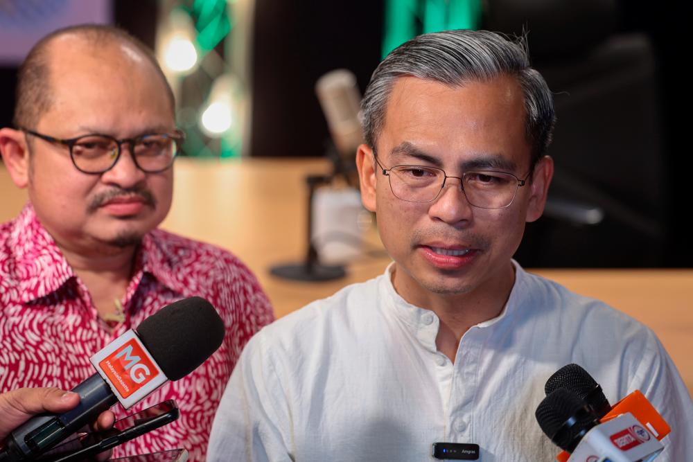 KUALA LUMPUR, 1 Dis -- Menteri Komunikasi dan Digital Fahmi Fadzil ketika bertemu pengamal media selepas program Bual Bicara Suara Anak MADANI di Pusat Penyiaran Aswara hari ini.-- fotoBERNAMA (2023) HAK CIPTA TERPELIHARA