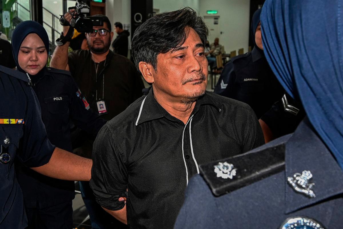 Warga emas Azman Hasim, 61, (dua, kiri) mengaku tidak bersalah di Mahkamah Sesyen Ampang hari ini atas pertuduhan merogol anak perempuan teman wanitanya di sebuah rumah, tahun lepas -BERNAMA