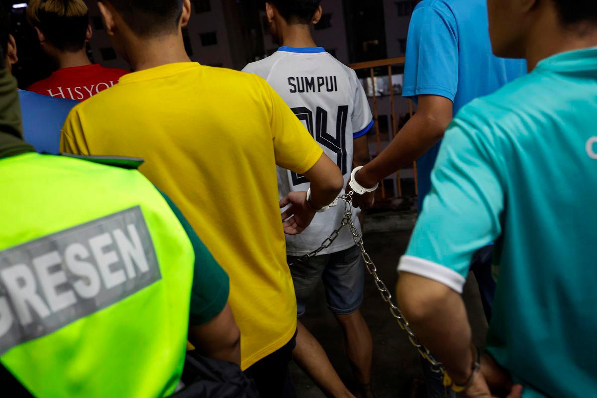 Pegawai penguatkuasa Jabatan Imigresen Malaysia melakukan penahanan terhadap pendatang tanpa izin dalam serbuan di sebuah bangunan rumah flat 19 tingkat di Danau Kota, Setapak malam tadi. Pengarah JIM Kuala Lumpur Wan Mohamed Saupee Wan Yusoff penahanan membabitkan 81 lelaki dan 43 wanita berusia 16 hingga 70 tahun iaitu 79 warga Myanmar, India (25), Indonesia (12), Pakistan (14) dan Bangladesh (5) - fotoBERNAMA