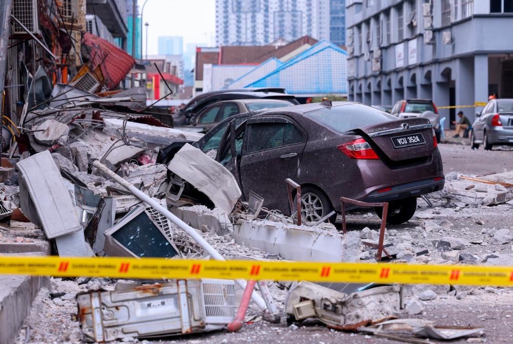 KUALA LUMPUR, August 16 -- Various types of vehicles were badly damaged as a result of being hit by the concrete rubble of the roof of a five-storey commercial building in block A of the Sri Desa Entrepreneur Park Building in Jalan Kuchai Lama last night. BERNAMAPIX