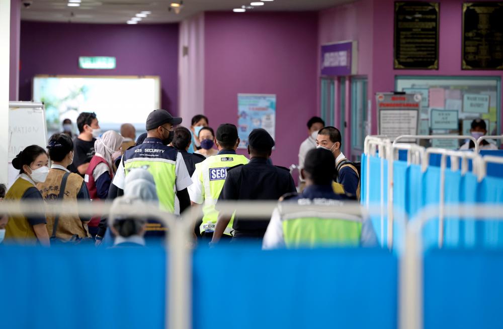 SUNGAI BULOH, Dec 18 -- Some volunteer members were also seen at the Forensic Department of Sungai Buloh Hospital today regarding the landslide incident at the Father’s Organic Farm campsite, Batang Kali. BERNAMAPIX