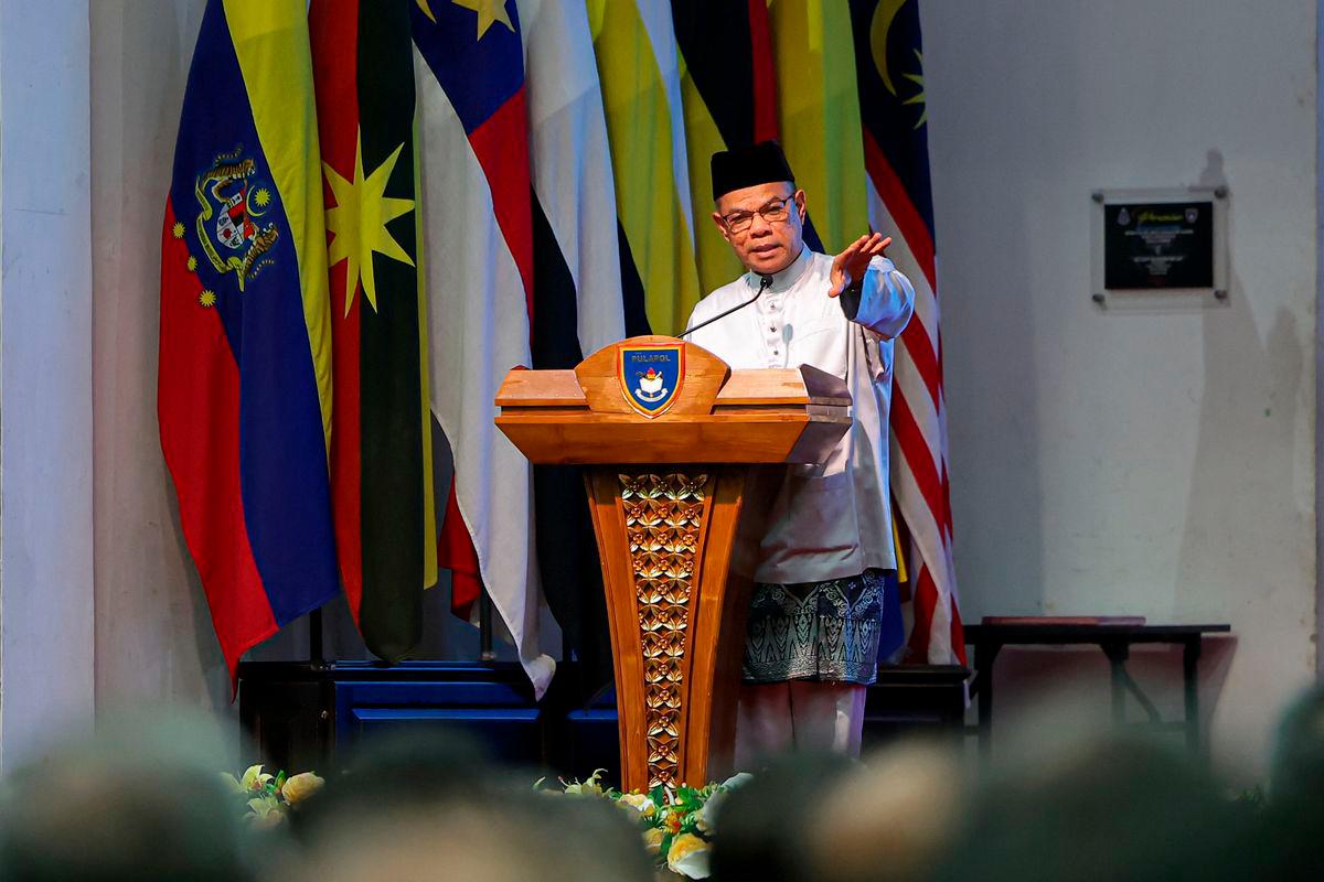 Menteri Dalam Negeri Datuk Seri Saifuddin Nasution Ismail menyampaikan ucapan semasa Majlis Serah Terima Tugas daripada bekas Ketua Polis Negara (KPN) Tan Sri Razarudin Husain kepada KPN baharu Datuk Seri Mohd Khalid Ismail di Pusat Latihan Polis (PULAPOL) Kuala Lumpur hari ini - BERNAMA