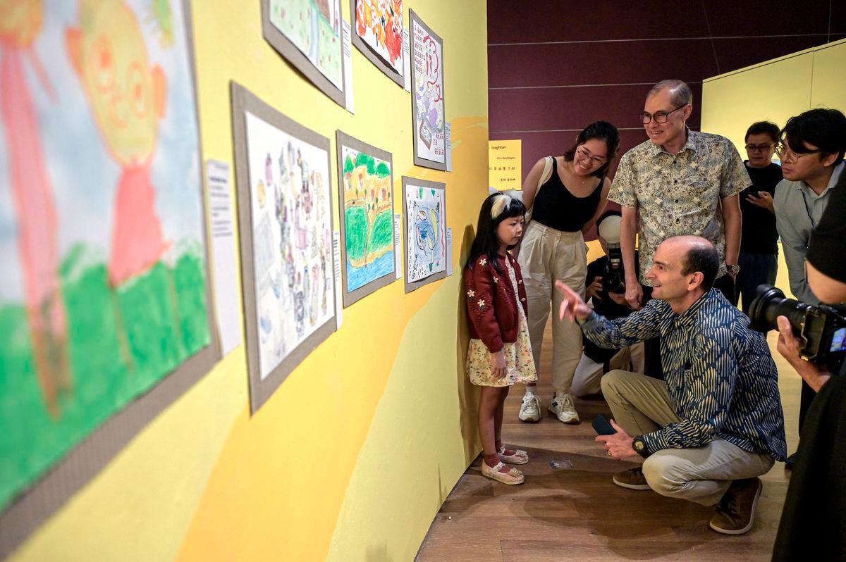 United Nations Children's Fund (UNICEF) Representative to Malaysia, Robert Gass (front) appreciating artworks on display after launching the Ta-Da! Look at My Lines! ChildrenÕs Peace Art Exhibition 2025 here today. Also present oka Gakkai Malaysia (SGM) president Johnny Ng Teck Sim (third, left). - BERNAMA