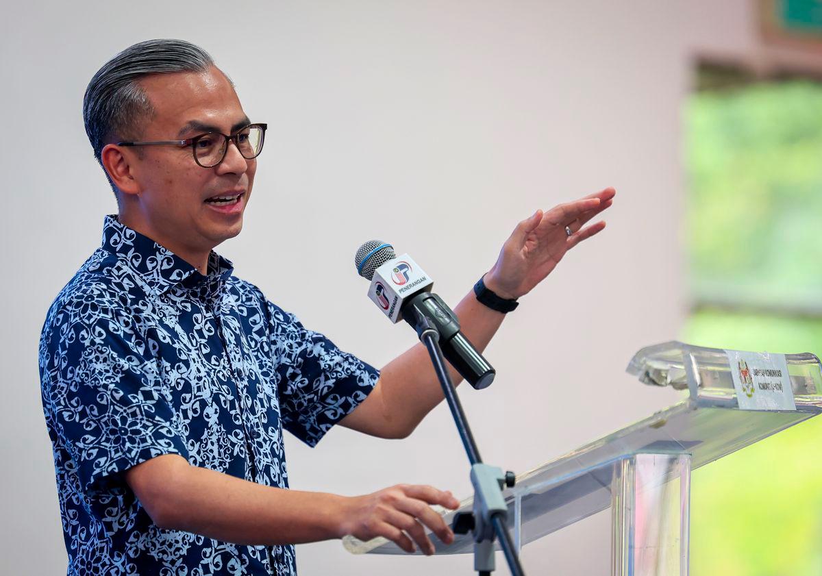 Menteri Komunikasi yang juga Ahli Parlimen Lembah Pantai Datuk Fahmi Fadzil berucap merasmikan Program Nadi Aspirasi Nasional Bersama Anak Muda (NANBA) di IWK Eco Park @ Pantai Dalam, hari ini. - fotoBERNAMA