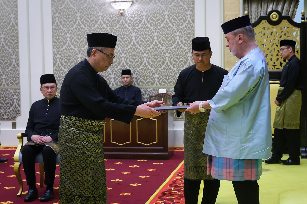 The Yang di-Pertuan Agong, Sultan Ibrahim, today graciously presented the Letter of Appointment to the Chief Justice, Datuk Wan Ahmad Farid Wan Salleh, at Istana Negara, here. Wan Ahmad Farid, 62, also took and declared the oath of office and allegiance during the Presentation Ceremony of the Letter of Appointment for the Chief Justice, held at the Minor Throne Room of Istana Negara. – BERNAMA