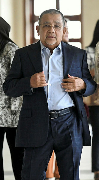 Former Felda chairman Tan Sri Mohd Isa Abdul Samad arriving in Kuala Lumpur High Court today. — Bernama