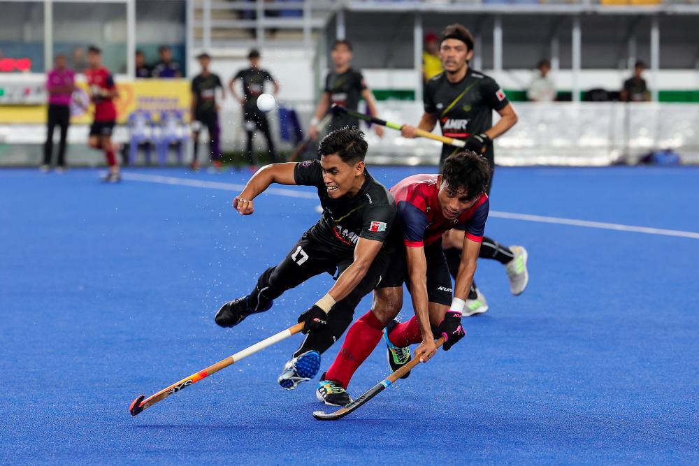 Perak hockey player Muhammad Husaini Mohd Husin being pushed by Malacca’s Ahmad Suhaimi Kamaruddin during the 2022 Tun Abdul Razak Cup semi finals at the Bukit Jalil Hockey Stadium on Oct 15 - BERNAMAPIX