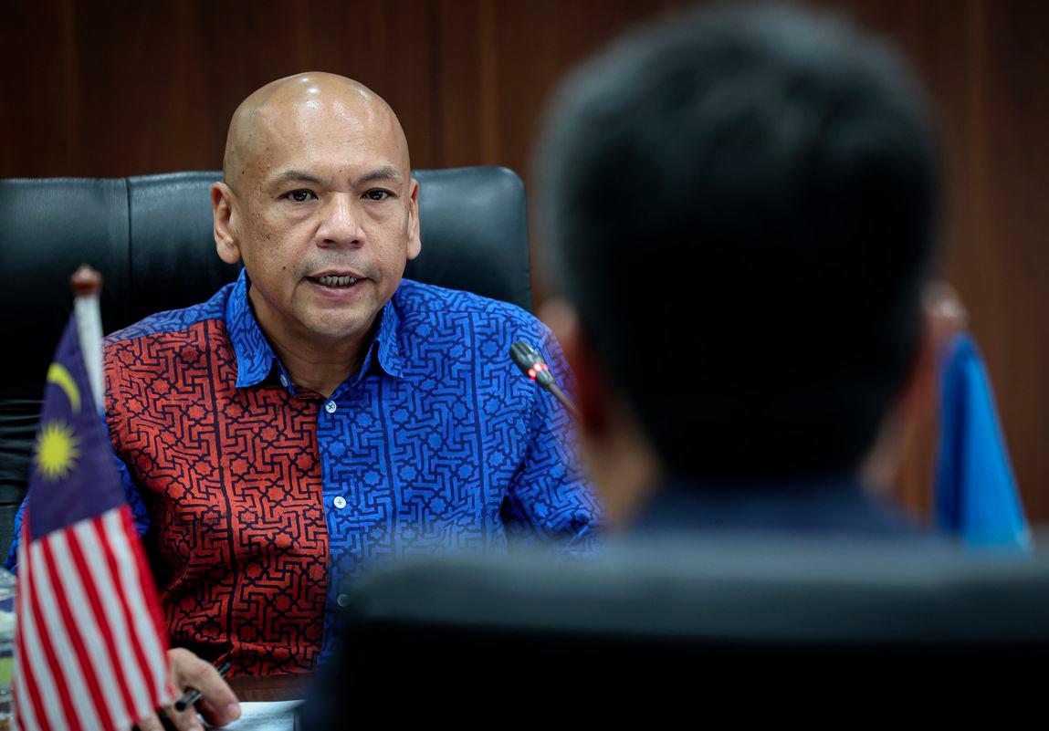 Menteri Perdagangan Dalam Negeri dan Kos Sara Hidup, Datuk Armizan Mohd Ali ketika mengadakan pertemuan bersama Ketua Pengarah Pertubuhan Harta Intelek Sedunia (WIPO), Daren Tang pada majlis menandatangani memorandum persefahaman di antara Perbadanan Harta Intelek Malaysia (MyIPO) dan WIPO di Menara MyIPO hari ini. - fotoBERNAMA