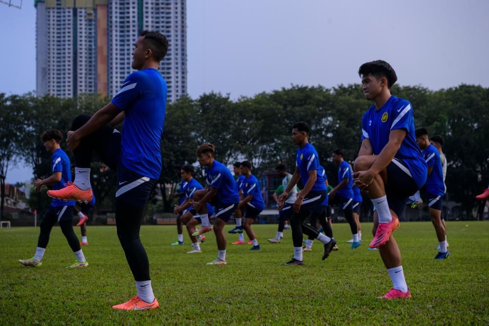 KUALA LUMPUR, Jan 27 - Players of the Under -23 national football team underwent training during the first day of the football team’s training at the PKNS Sports Complex today. BERNAMApix