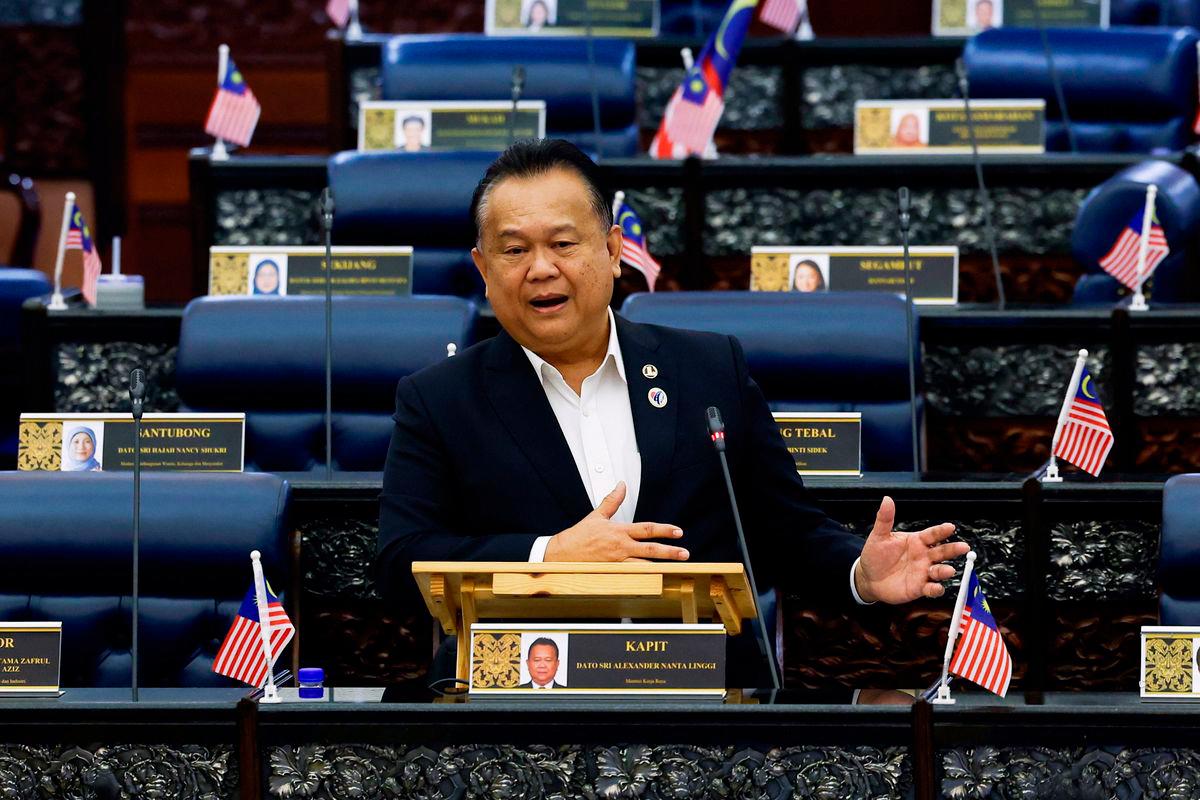 Works Minister Datuk Seri Alexander Nanta Linggi. Bernamapix