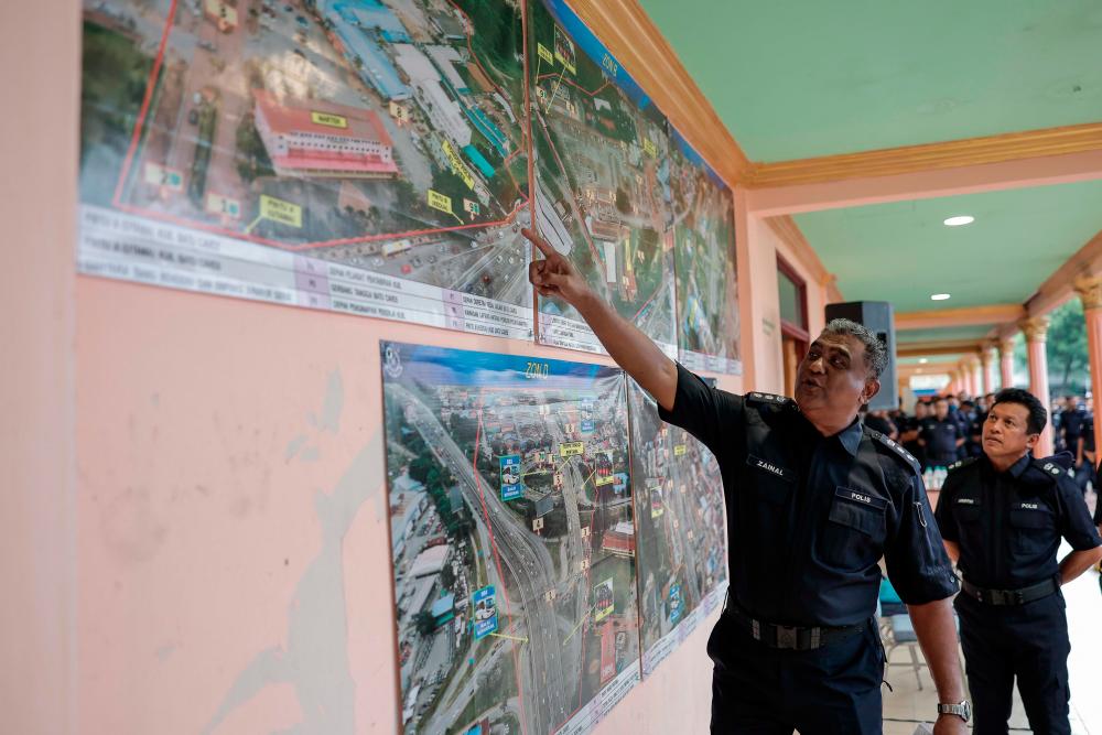 Ketua Polis Daerah Gombak Asisten Komisioner Zainal Mohamed Mohamed menunjukkan peta lokasi ketika sidang media mengenai Perayaan Thaipusam di Dewan Martek Batu Caves hari ini.fotoBERNAMA