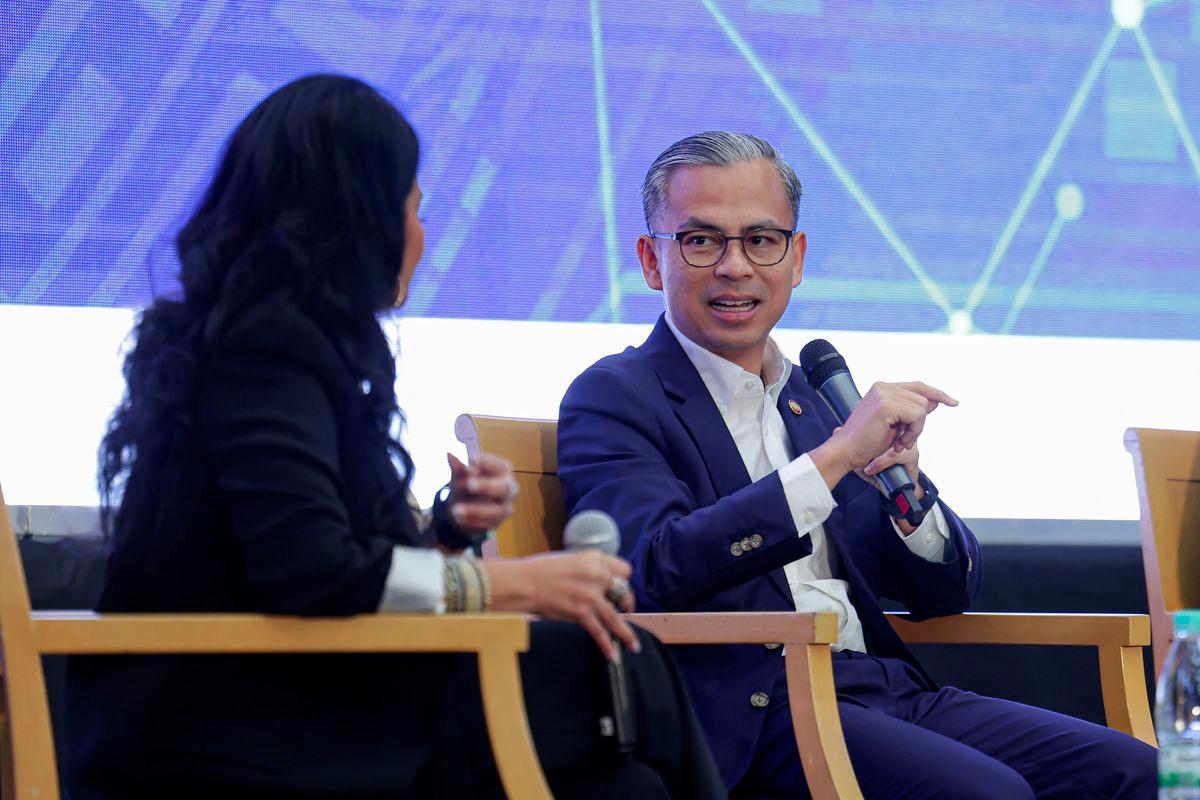 Menteri Komunikasi Datuk Fahmi Fadzil semasa sesi forum bertajuk 'Let's Talk AI Revolution' yang diadakan sempena Persidangan AI Grand Prix 2025 di Institut Penyiaran dan Penerangan Tun Abdul Razak (IPPTAR) hari ini. - fotoBERNAMA