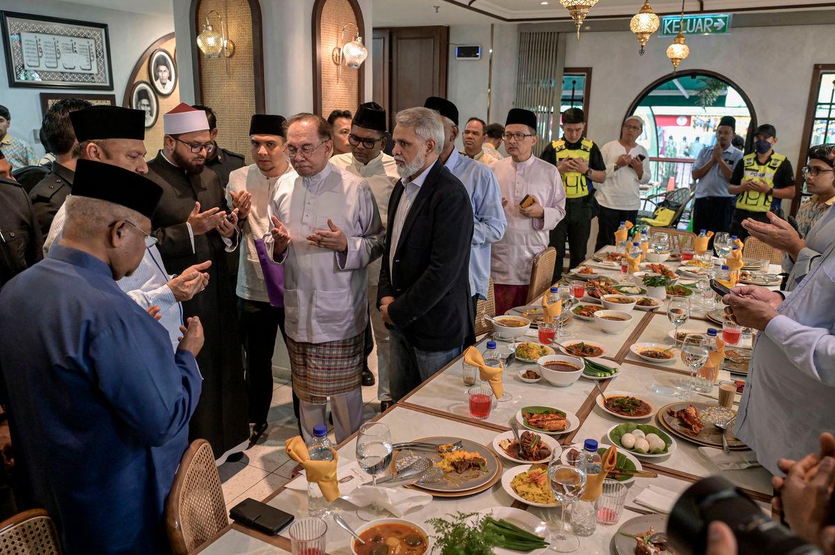 Perdana Menteri Datuk Seri Anwar Ibrahim mengaminkan bacaan doa pada Majlis Perasmian Hameediyah Masjid India cawangan restoran nasi kandar tertua negara di pusat beli belah Semua House hari ini -fotoBERNAMA