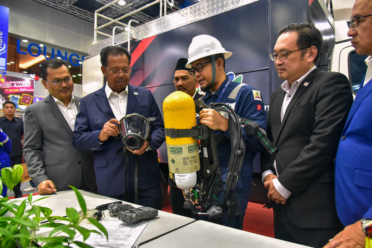 Deputy Minister of Human Resources, Datuk Seri Abdul Rahman Mohamad (second from left), observes a respiratory protection device against hazardous gases at the Launch Ceremony of the ASEAN Occupational Safety and Health Conference 2025 (ASEAN OSH SUMMIT 2025) in conjunction with Malaysia’s ASEAN Chairmanship 2025, held at the Kuala Lumpur Convention Centre today. – BERNAMA
