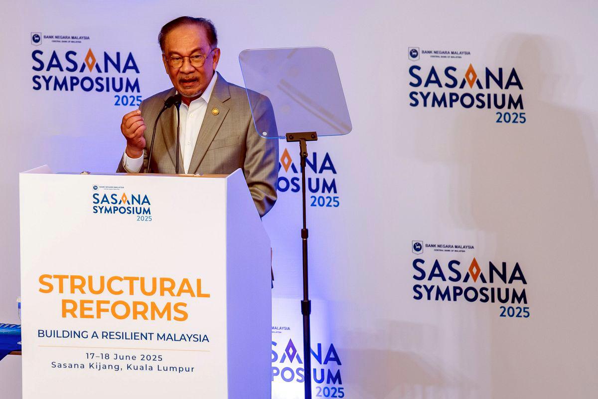 Prime Minister Datuk Seri Anwar Ibrahim delivers his keynote address at the Sasana Symposium 2025 here today. - BERNAMAPIX