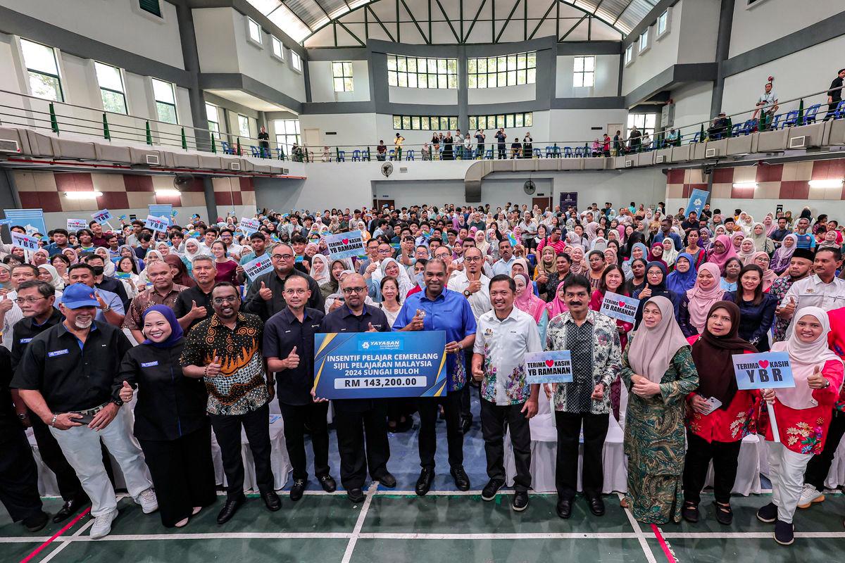 Timbalan Menteri Pembangunan Usahawan dan Koperasi, Datuk Seri R Ramanan bergambar pada Majlis Penyampaian Insentif Pelajar Cemerlang Sijil Pelajaran Malaysia (SPM) 2024 Sungai Buloh di Dewan Serbaguna Seksyen 7, Kota Damansara hari ini.- fotoBERNAMA
