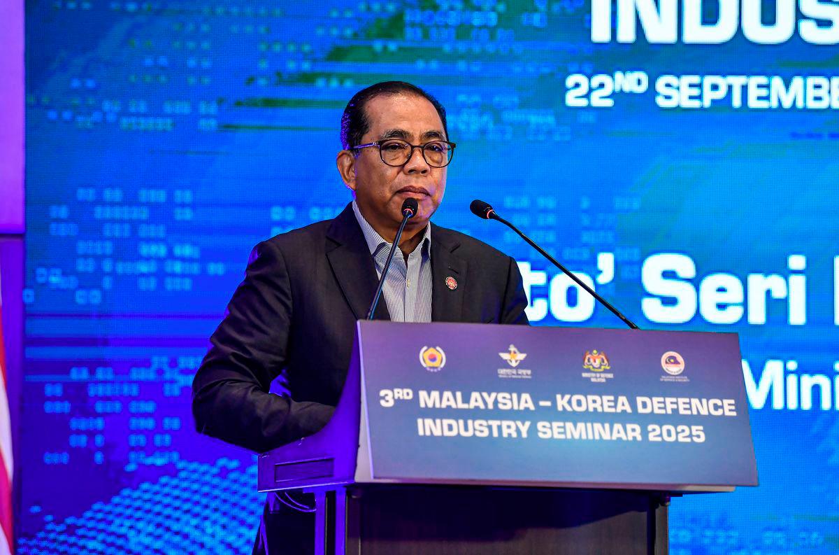 Defence Minister Datuk Seri Mohamed Khaled Nordin delivers a speech at the 3rd MalaysiaÐKorea Defence Industry Seminar 2025 today. - BERNAMA