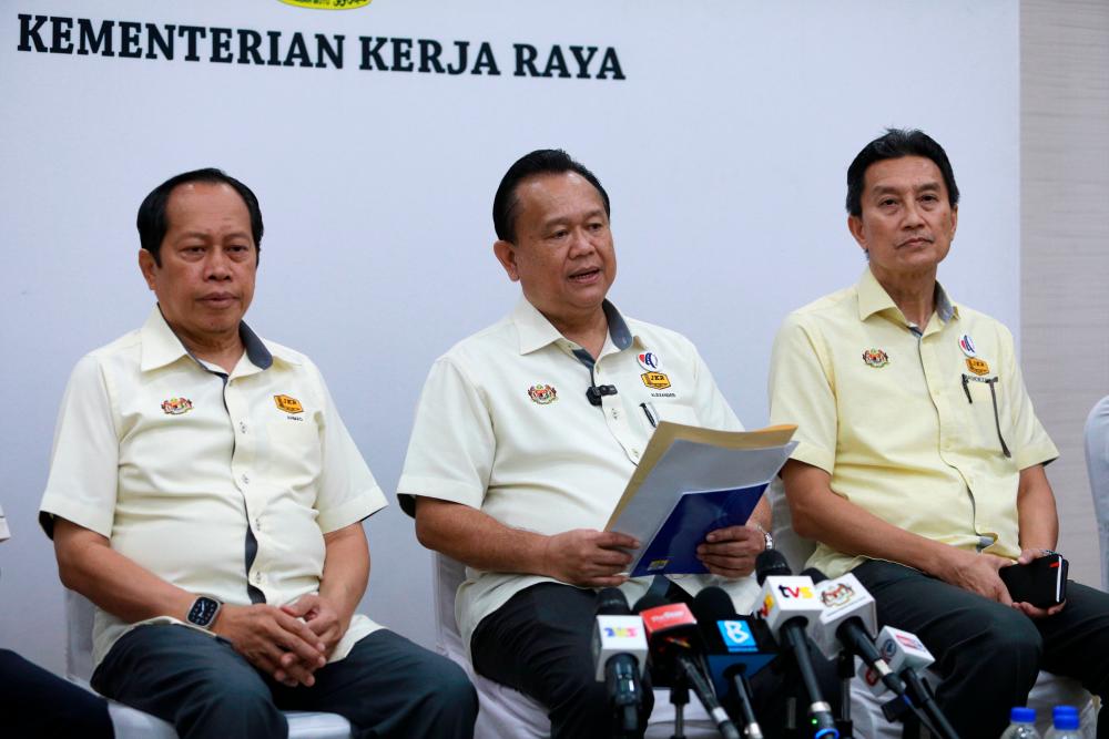 Datuk Seri Alexander Nanta Linggi (center),Menteri Datuk Seri Ahmad Maslan (left) and Datuk Ir Badioezaman Ab Khalik/BERNAMApix