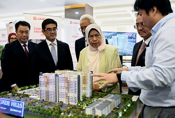 Housing and Local Government Minister Zuraida Kamaruddin listens to Gamuda Industrial Building System general manager Tan Ek Khai (R) at an exhibition hall after the launch of the DPN 2018-2025 at the Sime Darby Convention Centre in Kuala Lumpur on Jan 28, 2019. — Bernama