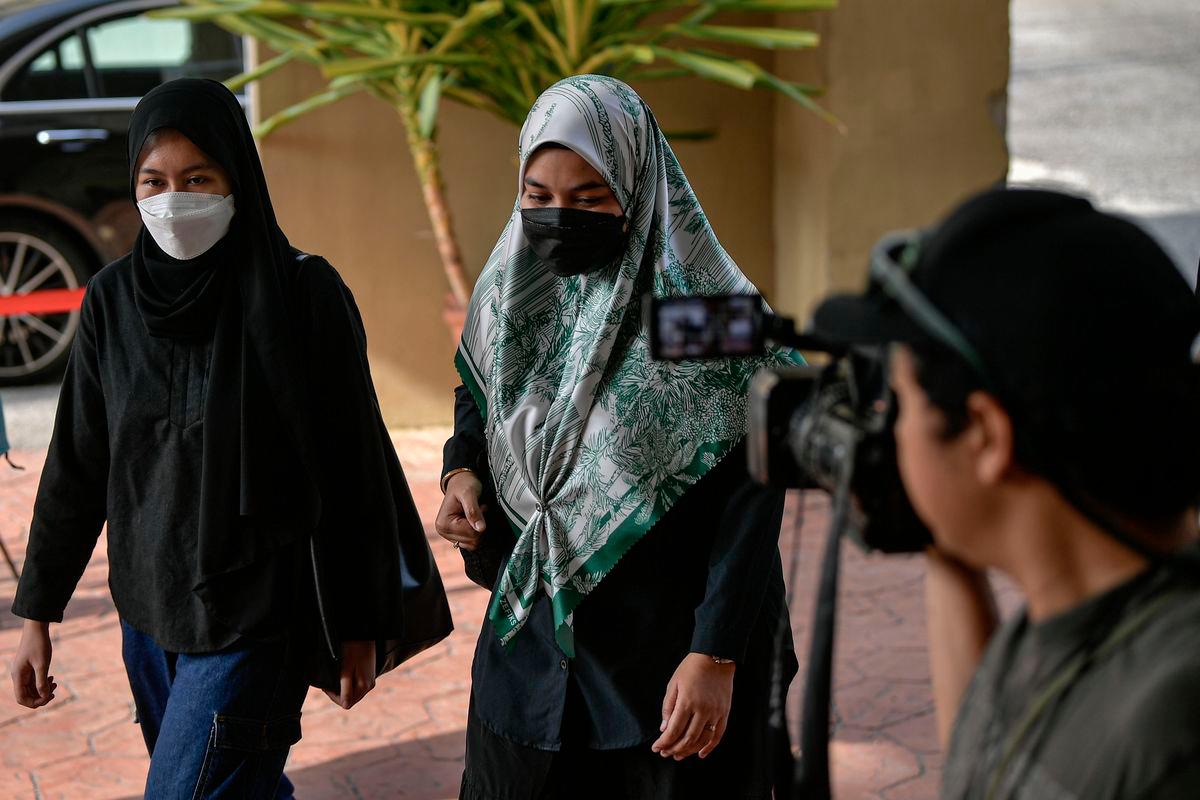 Ibu kepada Allahyarham Zayn Rayyan Abdul Matin iaitu Ismanira Abdul Manaf, 30 (kanan) hadir ke Mahkamah Sesyen hari ini - BERNAMA