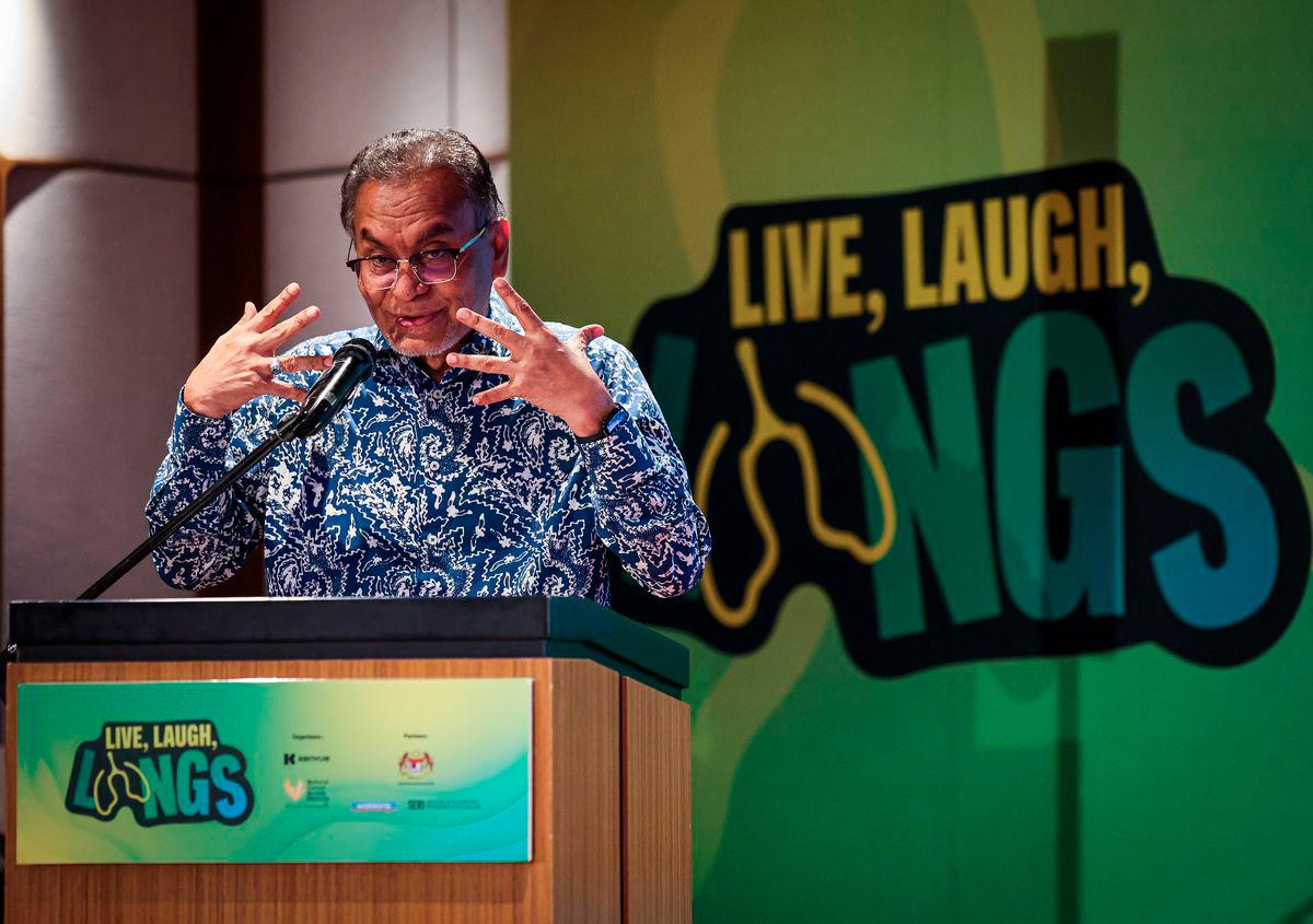 Menteri Kesihatan, Datuk Seri Dr Dzulkefly Ahmad berucap pada majlis pelancaran rasmi program “Live, Laugh, Lungs” di sini, hari ini-fotoBERNAMA
