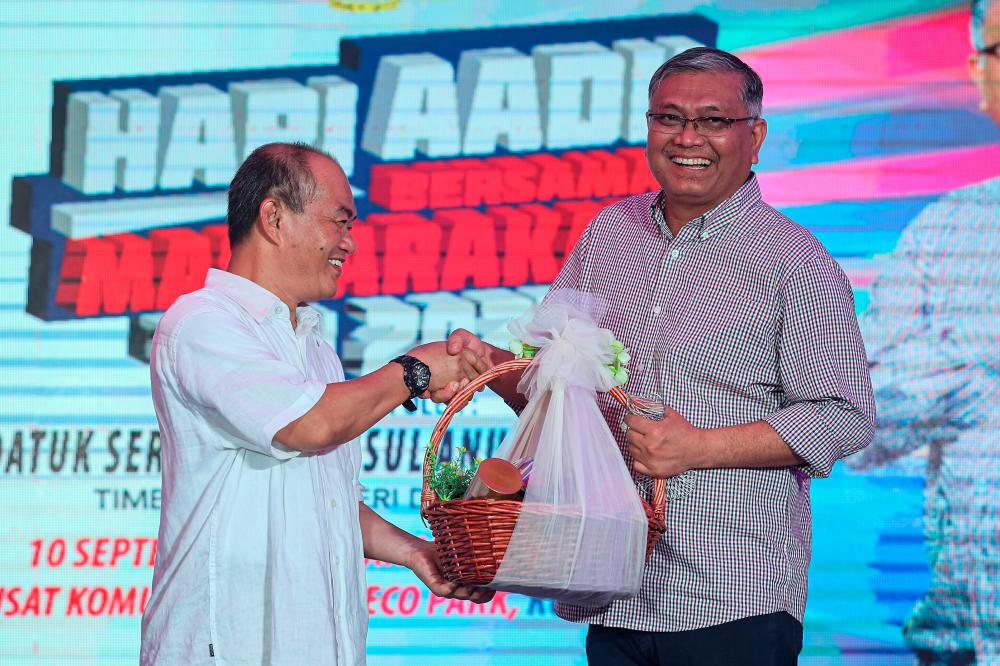 KUALA LUMPUR, 10 Sept -- Timbalan Menteri Dalam Negeri Datuk Seri Dr Shamsul Anuar Nasarah (kanan) menerima hadiah penghargaan dari Ketua Pengarah Agensi Antidadah Kebangsaan (AADK) Sutekno Ahmad Belon (kiri) selepas melancarkan kempen 1 juta ahli skuad pada program AADK Bersama Masyarakat di perkarangan IWK Eco Park Pantail Dalam hari ini. fotoBERNAMA